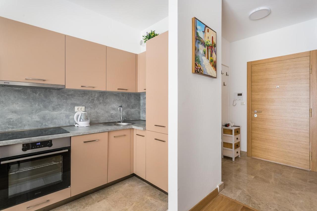Apartments Lm Residence Рафаиловичи Екстериор снимка
